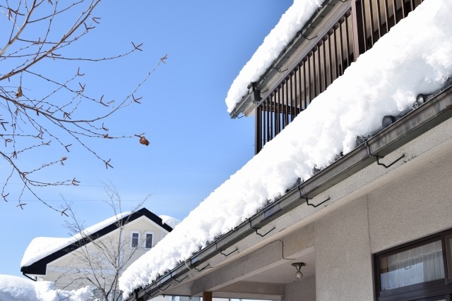高齢になって屋根の雪下ろし作業は危険！